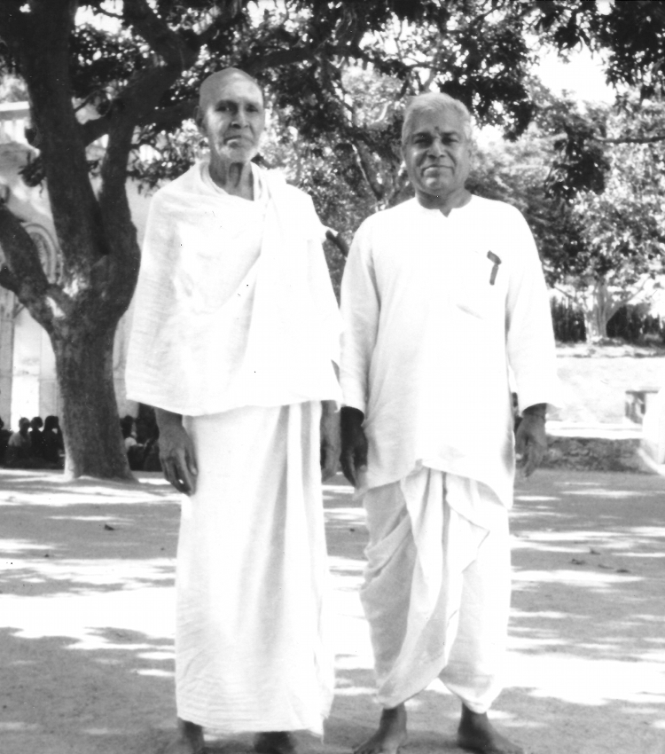 Vishwanatha Swami (on the left)`brcwband Arunachala Bhakta Bhagawat