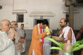 Dr.Venkat Ramanan receiving the blessings of Sri Bhagavan
