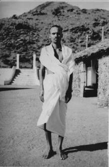 Annamalai Swami standing with Arunachala Hill behind