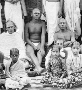 Virupaksha cave: Vasudeva Śāstṛi is sitting on the<br>Maharshi's left; Ganapati Muni on his right